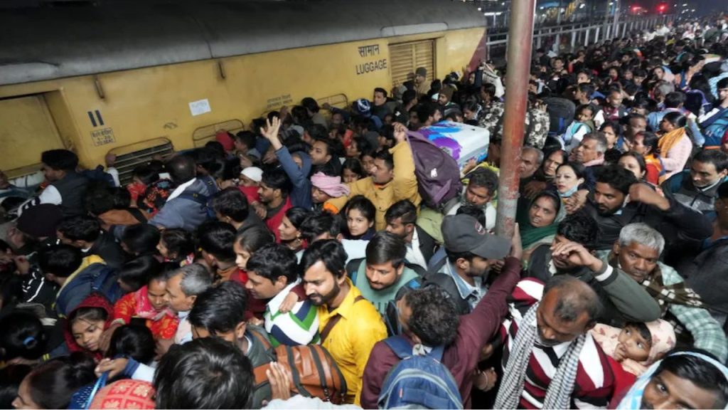 New Delhi Railway Station Stampede: कैसे मची नई दिल्ली रेलवे स्टेशन पर इतनी भयानक भगदड़? भयानक मंजर की जाने पूरी कहानी