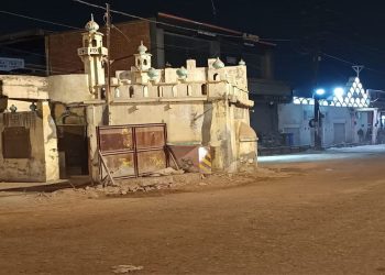 Meerut : पुरानी मस्जिद पर से चला हथौड़ा ! आधी रात को सड़क पर मचा हड़कंप 