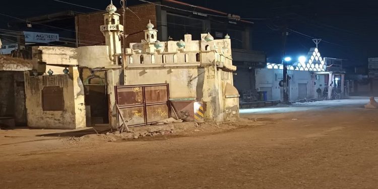 Meerut : पुरानी मस्जिद पर से चला हथौड़ा ! आधी रात को सड़क पर मचा हड़कंप