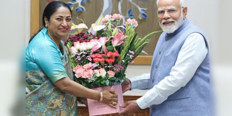 Delhi : PM मोदी से मिलीं CM रेखा गुप्ता, शपथ के बाद पहली बार की मुलाक़ात