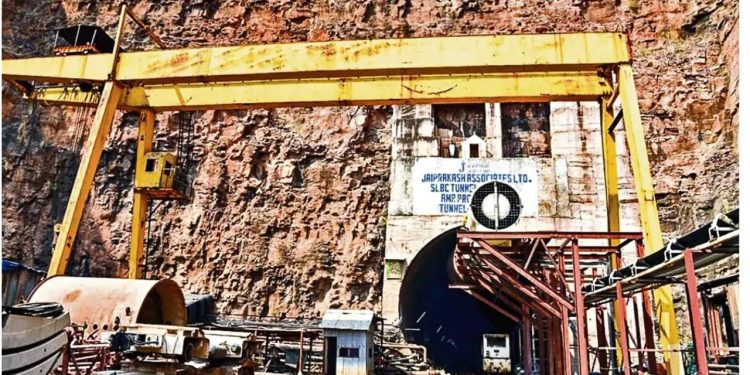 Telangana Tunnel Collapse: टनल में 13.5 KM अंदर फंसे 8 लोग, रेस्क्यू ऑपरेशन जारी…