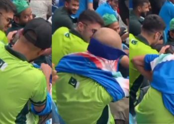 IND vs Pak Match : गिरगिट से भी तेज रंग बदलते हैं पाकिस्तानी, टीम को हारता देख पहन ली भारत की जर्सी 