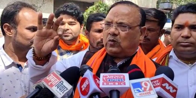 Mahashivratri 2025 : महाशिवरात्रि से पहले फिर आया फरमान! आखिर भगवा और तिरंगे से क्यों सजी दुकानें ?