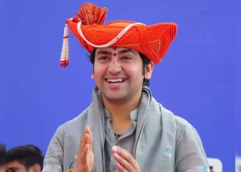 Bihar Politics : बिहार में बाबा बागेश्वर की एंट्री से सियासी हलचल, BJP को मिल सकता है चुनावी फायदा?