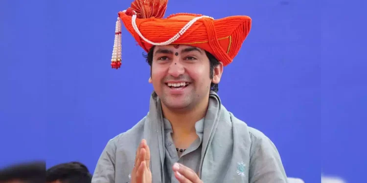 Bihar Politics : बिहार में बाबा बागेश्वर की एंट्री से सियासी हलचल, BJP को मिल सकता है चुनावी फायदा?