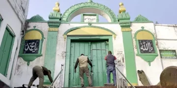 संभल में तिरपाल से ढकी जाएंगी मस्जिदें,होली के जुलूस को देखते हुए प्रशासन ने लिया फैसला