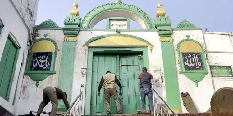 संभल में तिरपाल से ढकी जाएंगी मस्जिदें,होली के जुलूस को देखते हुए प्रशासन ने लिया फैसला