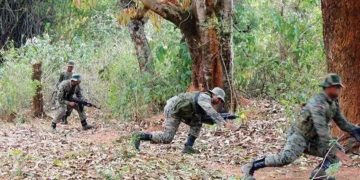 Chhattisgarh : नक्सलियों और सुरक्षाकर्मियों के बीच तगड़ी मुठभेड, घने जंगल में रुक-रुककर हो रही फायरिंग
