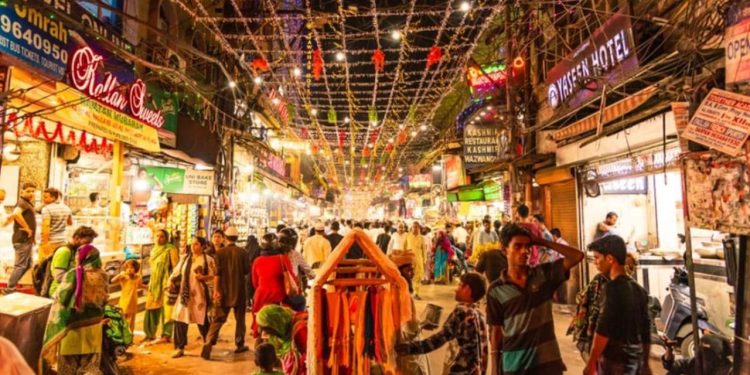 Ramadan 2025 : चांद के दीदार से शुरु हुआ रमजान का महीना, बाजारों में छाई रौनक