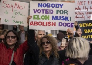 Elon Musk: अमेरिका में एलन मस्क के खिलाफ बड़ा विरोध प्रदर्शन, टेस्ला के बाहर लोगों ने जमकर की नारेबाजी 