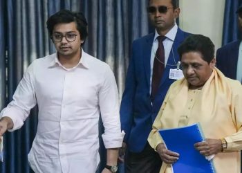 UP Politics:  मायावती ने लिया हैरान करने वाला फैसला, आकाश आनंद को सभी पदों की जिम्मेदारियों से किया मुक्त 