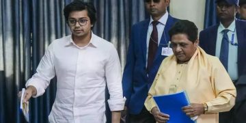 UP Politics:  मायावती ने लिया हैरान करने वाला फैसला, आकाश आनंद को सभी पदों की जिम्मेदारियों से किया मुक्त 