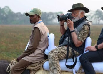 Gujarat : PM मोदी की लायन सफारी, गुजरात के जंगल में फोटोग्राफी का भी उठाया लुत्‍फ