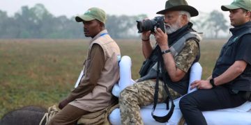 Gujarat : PM मोदी की लायन सफारी, गुजरात के जंगल में फोटोग्राफी का भी उठाया लुत्‍फ