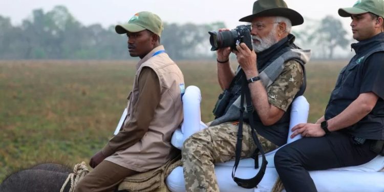 Gujarat : PM मोदी की लायन सफारी, गुजरात के जंगल में फोटोग्राफी का भी उठाया लुत्‍फ
