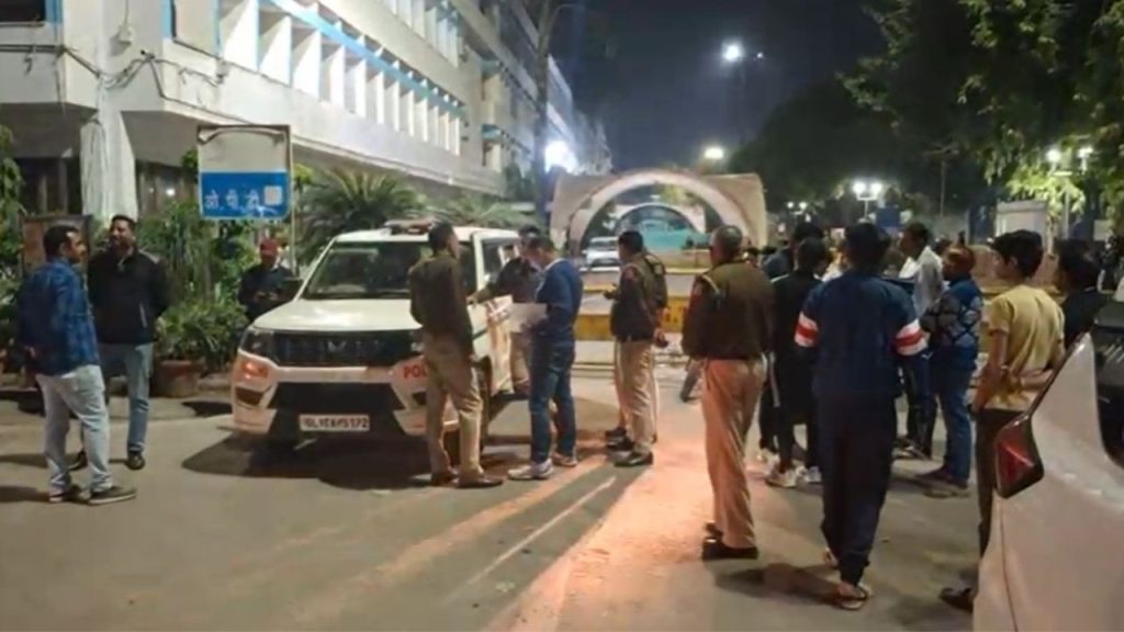 Delhi : दिल्ली में 2 गुटों के बीच अंधाधुंध गोलीबारी, 5 लोग घायल, इलाके में मची सनसनी