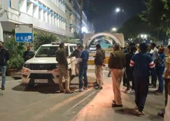 Delhi : दिल्ली में 2 गुटों के बीच अंधाधुंध गोलीबारी, 5 लोग घायल, इलाके में मची सनसनी