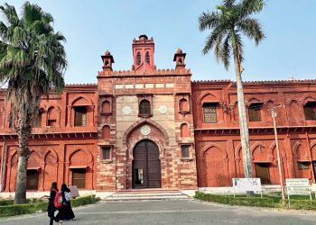 Aligarh Muslim University : अलीगढ़ मुस्लिम विश्वविद्यालय में होली हुई बैन! प्रशासन ने नहीं दी छात्रों को अनुमति 