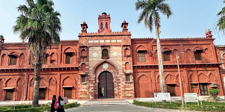 Aligarh Muslim University : अलीगढ़ मुस्लिम विश्वविद्यालय में होली हुई बैन! प्रशासन ने नहीं दी छात्रों को अनुमति 