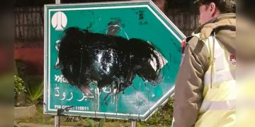 Delhi News : अकबर-बाबर रोड के नाम पर संग्राम! भड़के लोग ने बोर्ड पर पोती कालिख