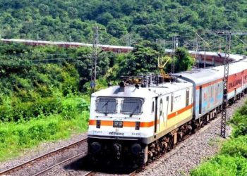 Holi 2025 : होली से पहले रेलवे का जबरदस्त एक्शन! 60 स्टेशन पर केवल इन लोगों को मिलेगी एंट्री, जानें क्या है नियम ?