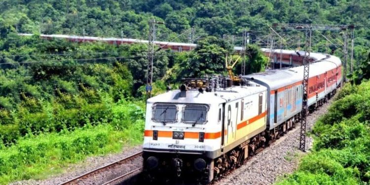 Holi 2025 : होली से पहले रेलवे का जबरदस्त एक्शन! 60 स्टेशन पर केवल इन लोगों को मिलेगी एंट्री, जानें क्या है नियम ?