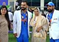 IND vs NZ Final : कोहली ने ट्रॉफी जीतने के बाद छुए शमी की मां के पैर, जीत लिया फैंस का दिल