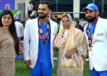 IND vs NZ Final : कोहली ने ट्रॉफी जीतने के बाद छुए शमी की मां के पैर, जीत लिया फैंस का दिल