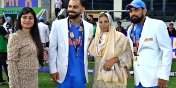 IND vs NZ Final : कोहली ने ट्रॉफी जीतने के बाद छुए शमी की मां के पैर, जीत लिया फैंस का दिल