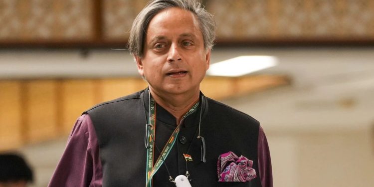 Shashi Tharoor: शशि थरूर ने एक बार फिर की PM मोदी की तारीफ, भारत की कूटनीति पर हुए फिदा