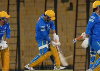 IPL 2025:  इस ‘खूंखार पेसर’ की बॉल पर धोनी ने मारा हेलीकॉप्टर शॉट, IPL से पहले गेंदबाजों के लिए अल्टीमेटम