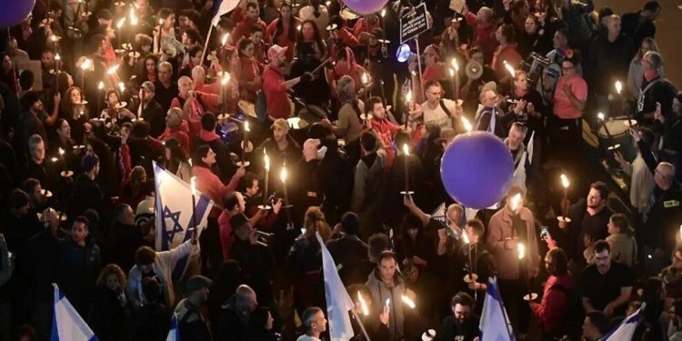 Israel : खतरे में नेतन्याहू की कुर्सी !  घर के बाहर जुटे प्रदर्शनकारी, क्या इजराइल में होगा तख्तापलट?