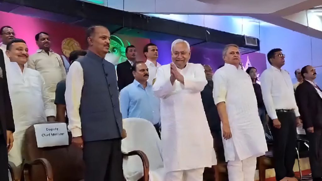Nitish Kumar : नीतीश ने किया राष्ट्रगान का अपमान, तेजस्वी समेत पूरे विपक्ष ने मचाया बवाल