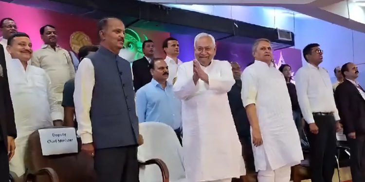 Nitish Kumar : नीतीश ने किया राष्ट्रगान का अपमान, तेजस्वी समेत पूरे विपक्ष ने मचाया बवाल