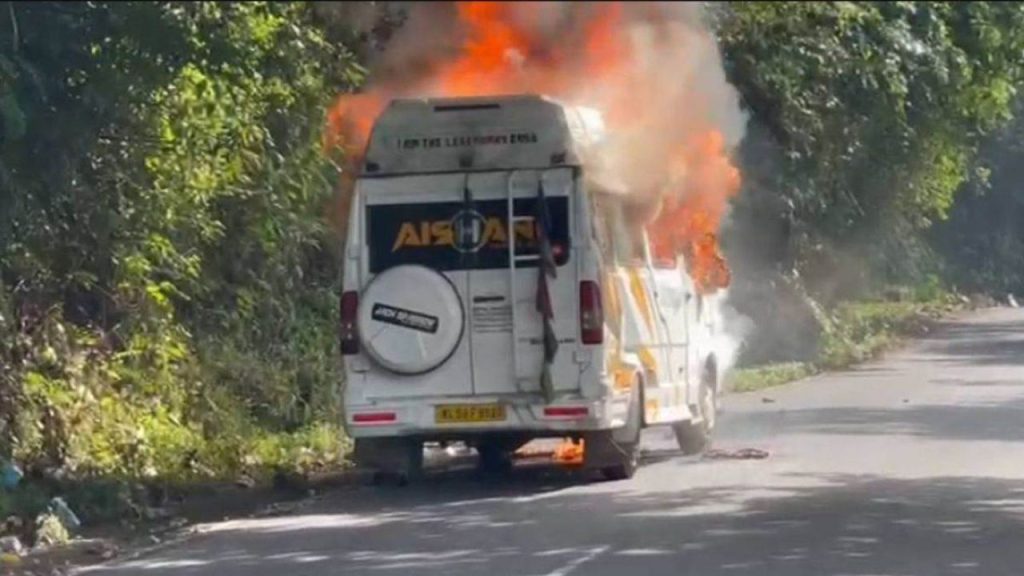 Hinjewadi bus fire: सैलरी कम की तो 4 लोगों को जिंदा जला दिया, ड्राइवर ने बदला लेने के लिए लगाई आग