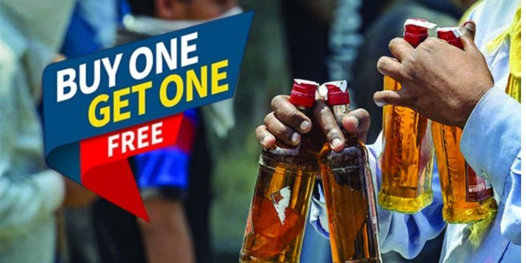 UP Liquor Offer : शराब प्रेमियो के लिए खुशखबरी ! यूपी में एक पर एक फ्री मिल रही शराब