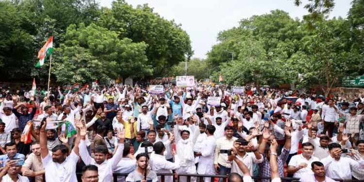 Bhubaneswar Congress Protest : हिंसा में तब्दील हुआ कांग्रेस का विरोध प्रदर्शन, पुलिस ने किया लाठीचार्ज