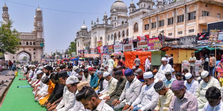 Jumma Alvida Namaz : अलविदा जुमा मुबारक! ईद से पहले आज जुमे की आखिरी नमाज, संभल समेत यूपी के कई जिलों में पुलिस अलर्ट