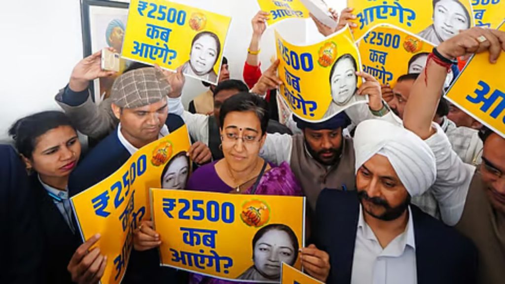 Delhi News : महिला समृद्धि योजना 2025 पर आतिशी ने किया विरोध प्रदर्शन, भाजपा के खिलाफ विधानसभा में खोला मोर्चा