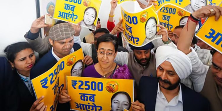 Delhi News : महिला समृद्धि योजना 2025 पर आतिशी ने किया विरोध प्रदर्शन, भाजपा के खिलाफ विधानसभा में खोला मोर्चा