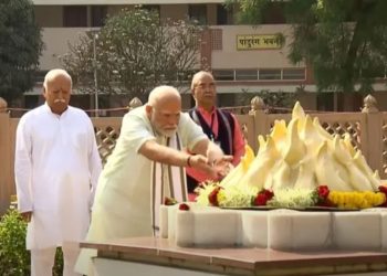 PM Modi : 11 साल बाद संघ पहुंचे पीएम मोदी, हेडगेवार-गोलवलकर को दी श्रद्धांजलि