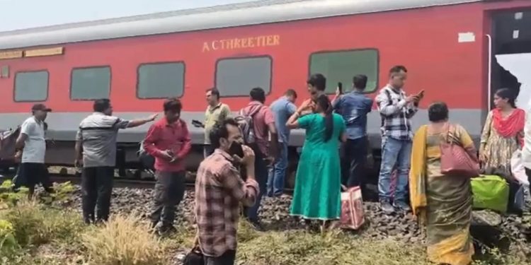 Odisha Train Accident : ओडिशा में बड़ा ट्रेन हादसा, पटरी से उतरे कामाख्या एक्सप्रेस के 11 AC कोच