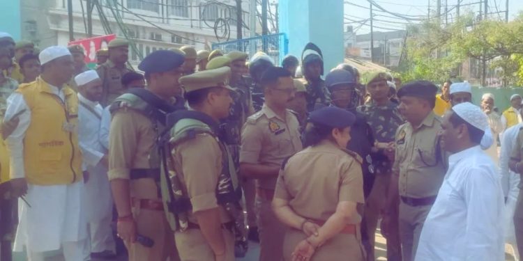 Eid 2025:  मुरादाबाद में पुलिस और नमाजियों के बीच हुई झड़प, सड़क पर नमाज अदा करने पर जबरदस्त हंगामा