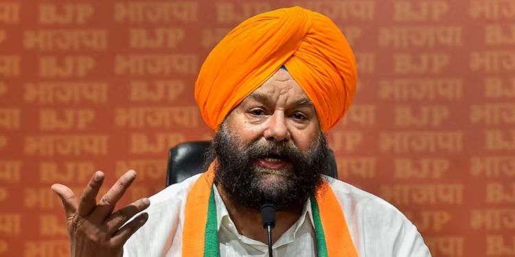 Delhi Politics : AAP के खिलाफ पुलिस थाने पहुंचे तरविंदर सिंह मारवाह, पथराव के लगाए गंभीर आरोप