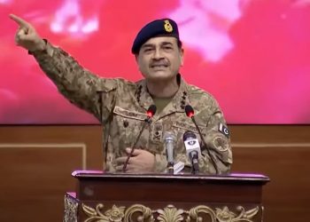 Asim Munir : असीम मुनीर के इस्तीफे की मांग, पाकिस्तान छोड़ भागा आर्मी चीफ का परिवार