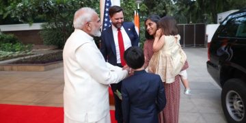 JD Vance India Visit : पीएम मोदी ने जेडी वेंस से की मुलाकात, पूरे परिवार के साथ पहुंचे अमेरिकी उपराष्ट्रपति