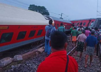 Jharkhand Train Accident: झारखंड में हुआ बड़ा रेल हादसा, आपस में भिड़ गईं 2 मालगाड़ियां, हादसे में 2 लोगों की गई जान