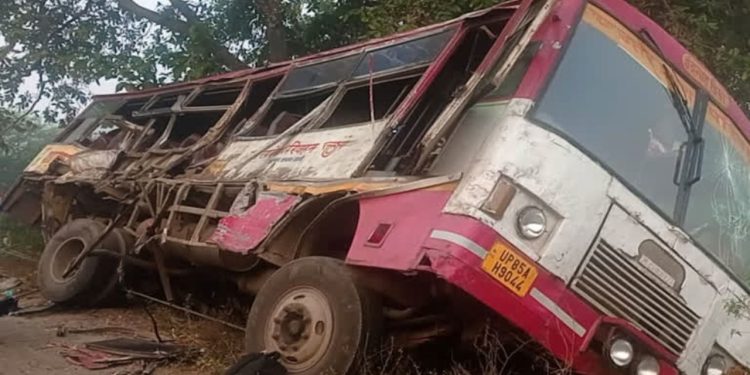 Uttar-Pradesh : बहराइच में हुआ भयंकर सड़क हादसा, मौके पर 5 लोगों की मौत, 11 घायल