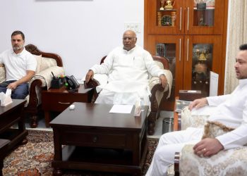 Rahul-Tejashwi : खरगे और राहुल संग बैठक के बाद तेजस्वी यादव का बयान, बोले “स्ट्रेटजी बताते तो नहीं…”