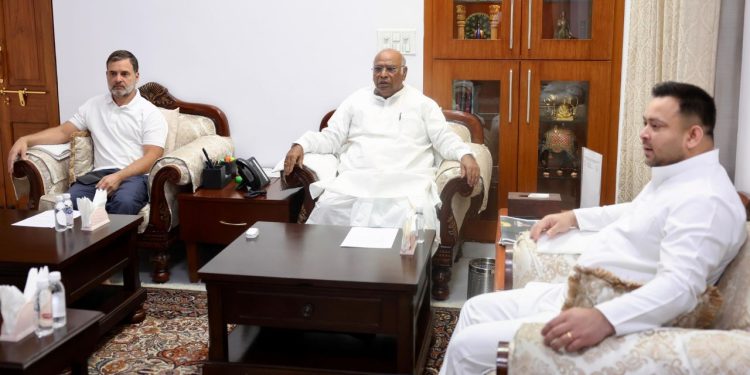 Rahul-Tejashwi : खरगे और राहुल संग बैठक के बाद तेजस्वी यादव का बयान, बोले “स्ट्रेटजी बताते तो नहीं…”